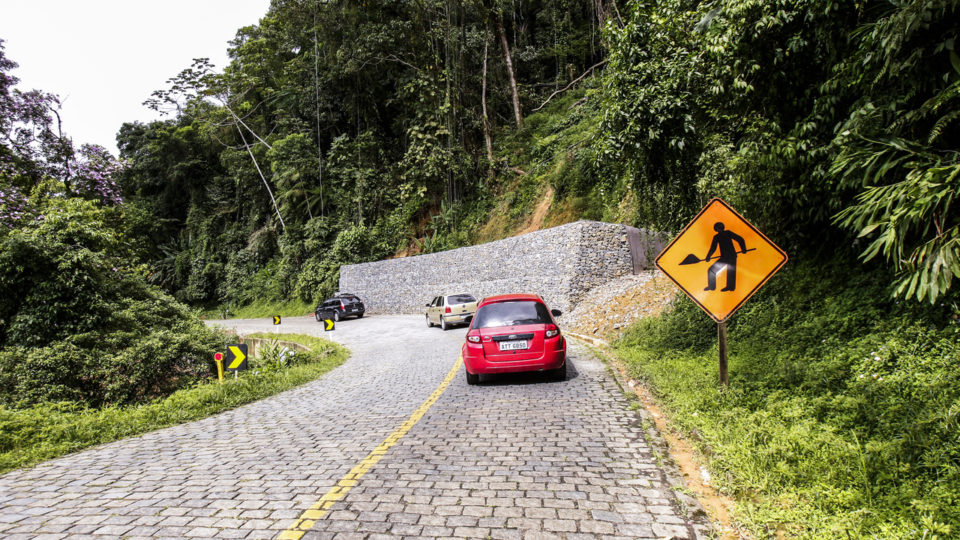 Litoral do Paraná. Cidade histórica de Morretes, na beira do rio Nhundiaquara. Na foto estrada histórica da Graciosa em meio ao verde da Mata Atlantica